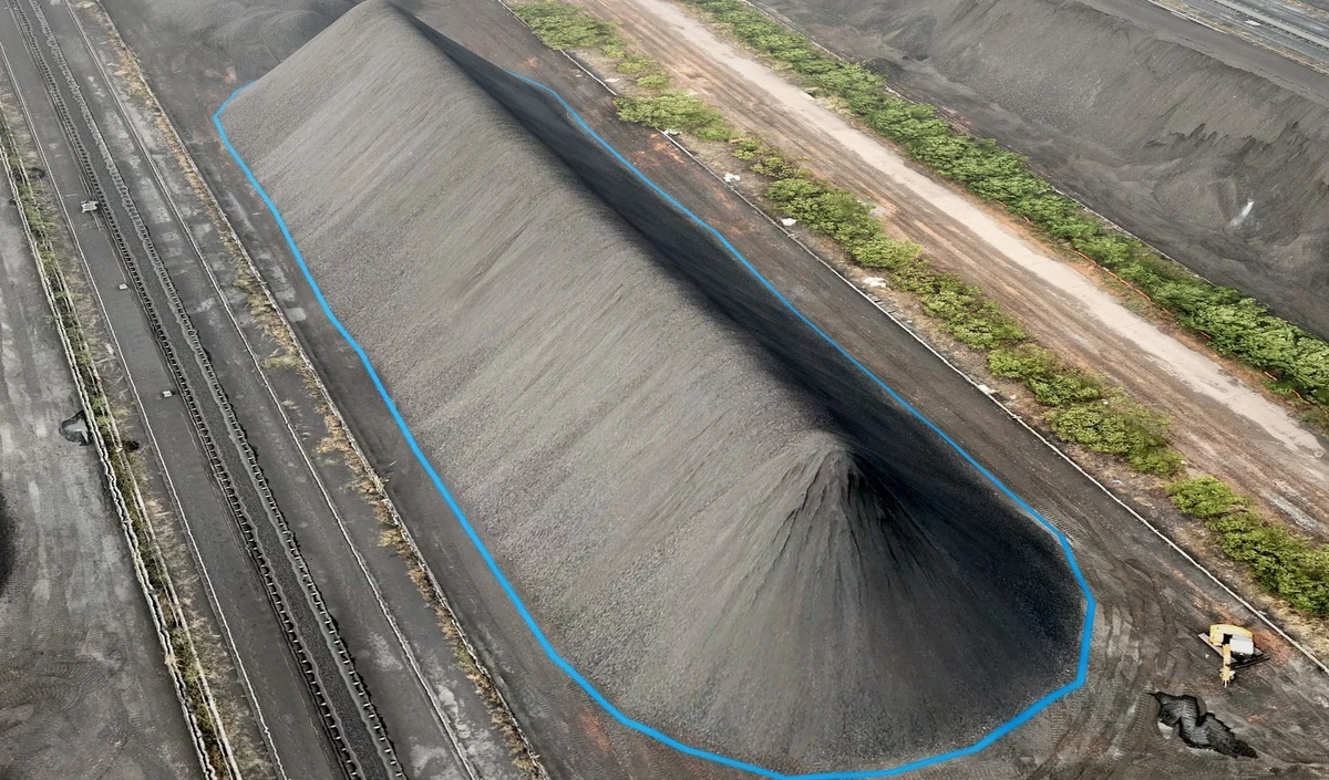 Stockpile photograph with its footprint traced in blue